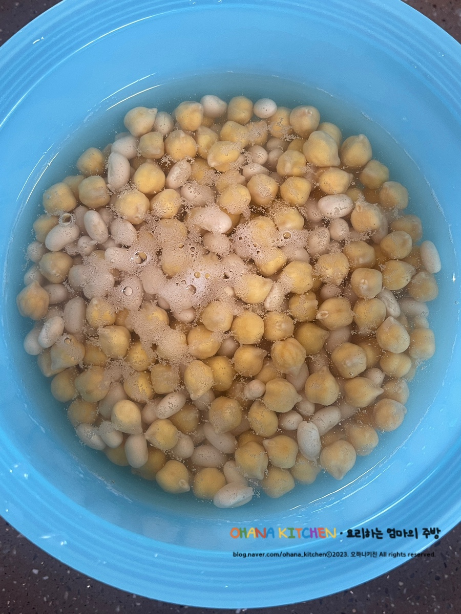 output_34686541 a bowl of food in water